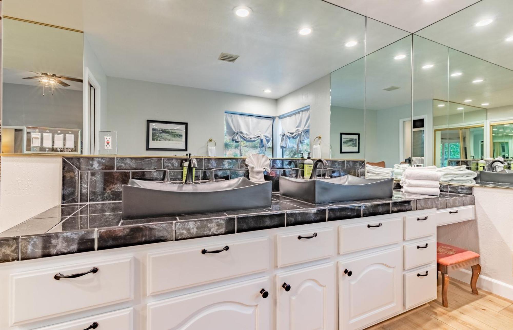 River View Retreat Sleeps 16/ Hot Tub/basketball Court *