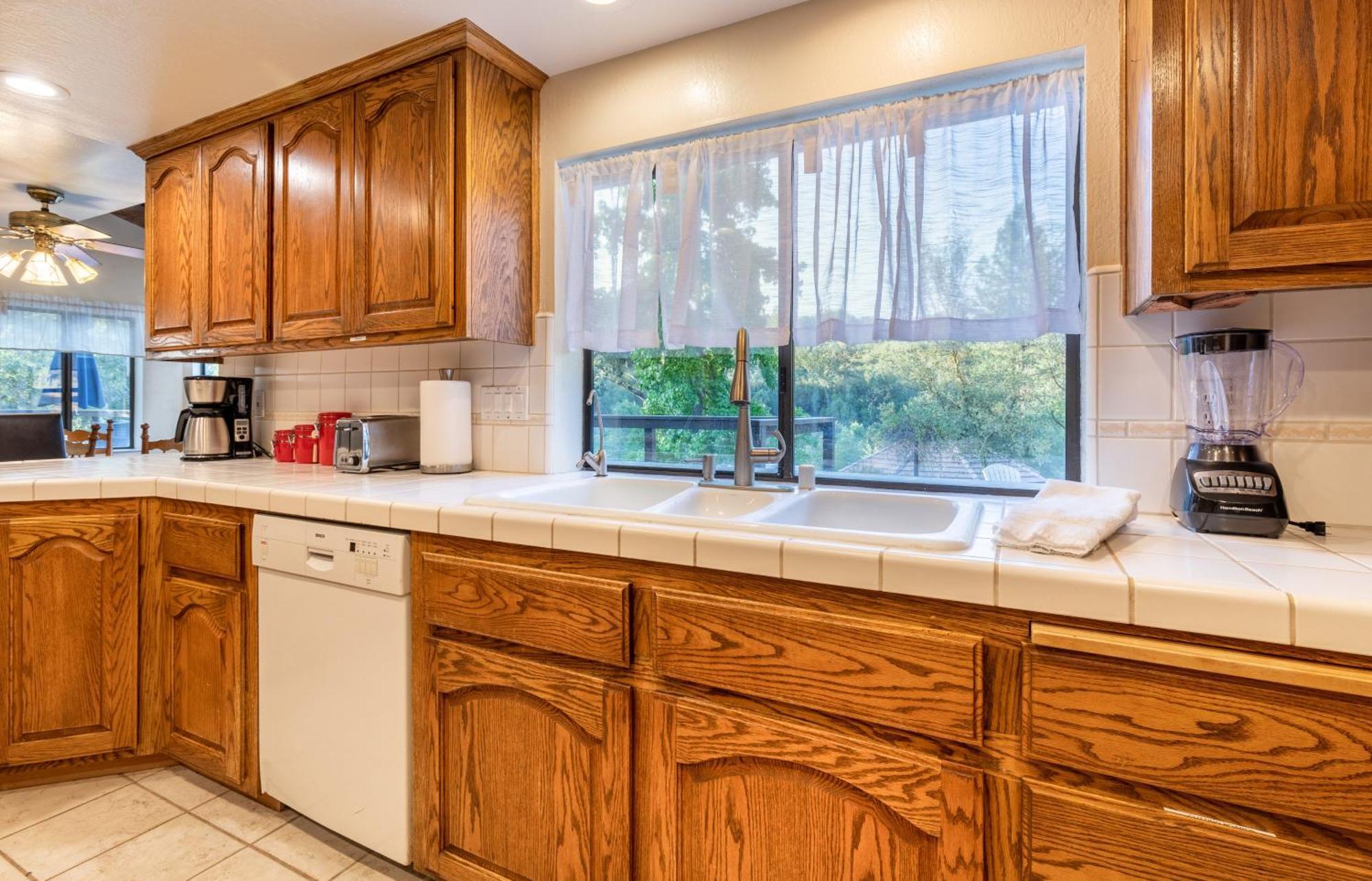 River View Retreat Sleeps 16/ Hot Tub/basketball Court *