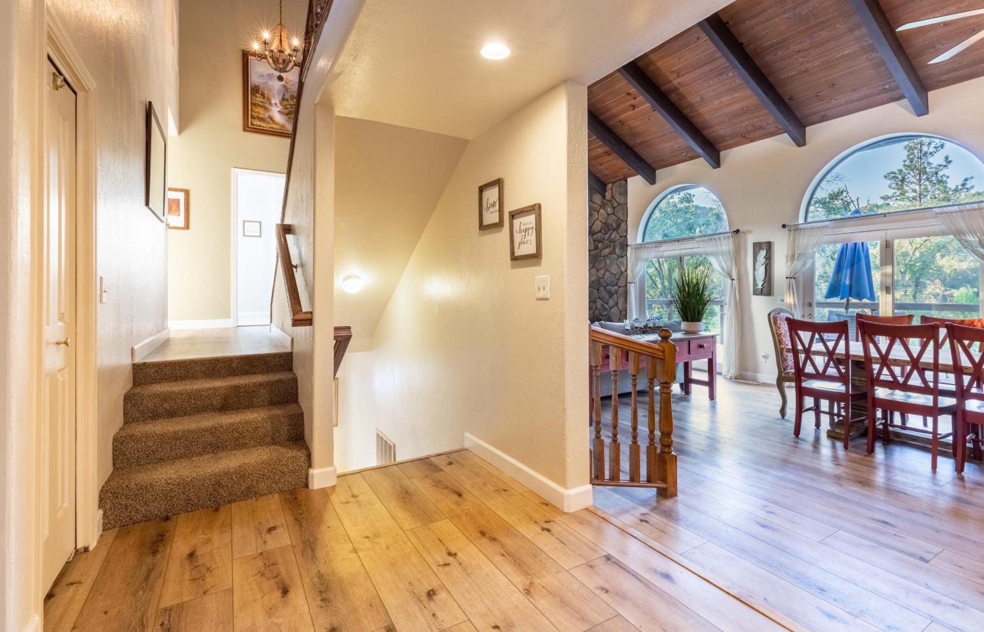 River View Retreat Sleeps 16/ Hot Tub/basketball Court *