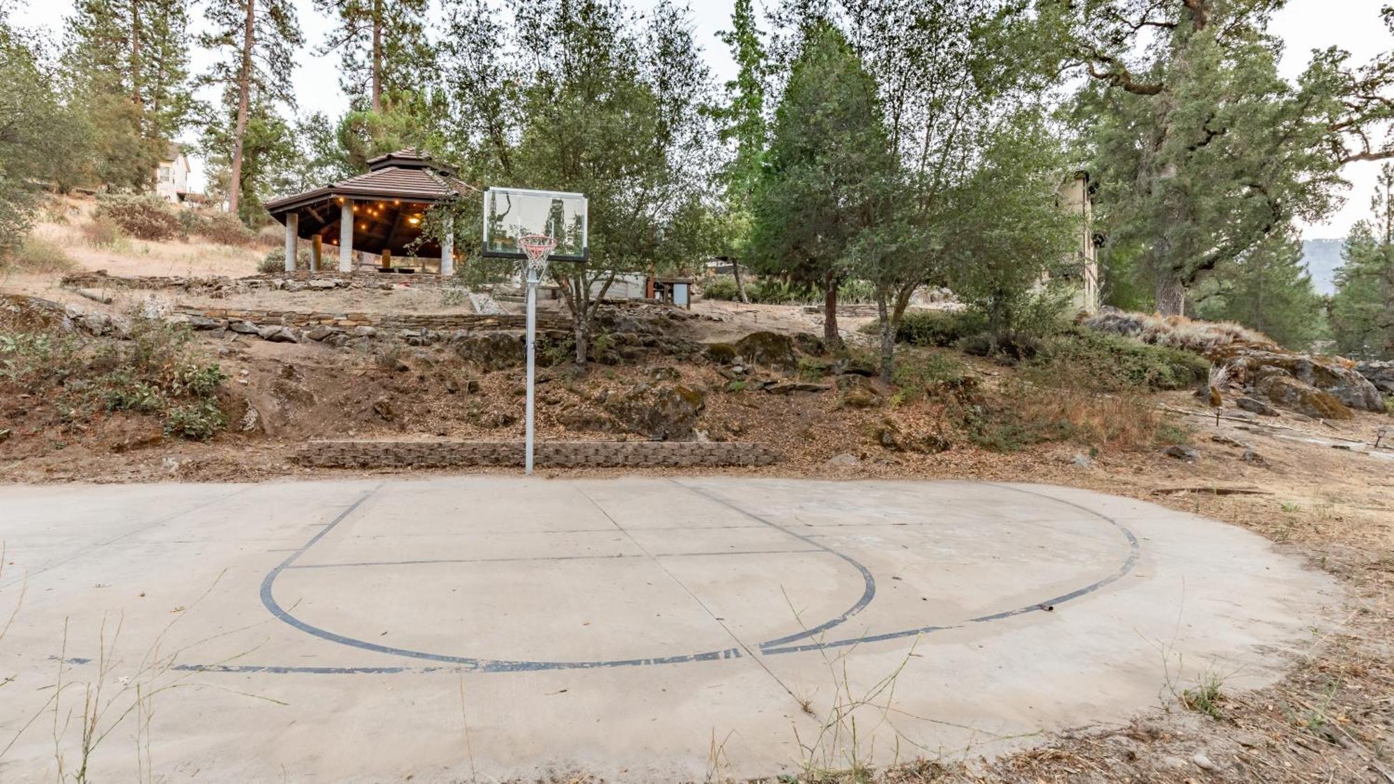 River View Retreat Sleeps 16/ Hot Tub/basketball Court * Oakhurst