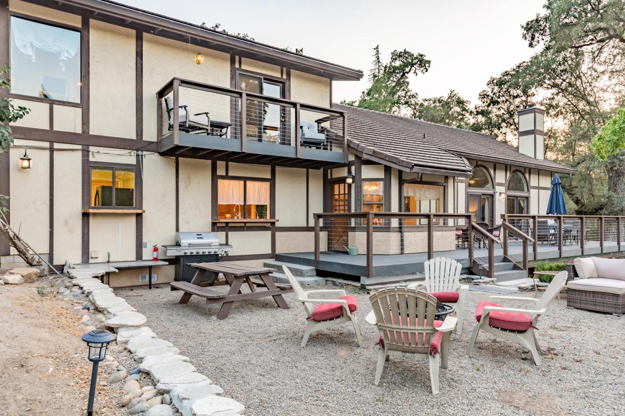 River View Retreat Sleeps 16/ Hot Tub/basketball Court Oakhurst