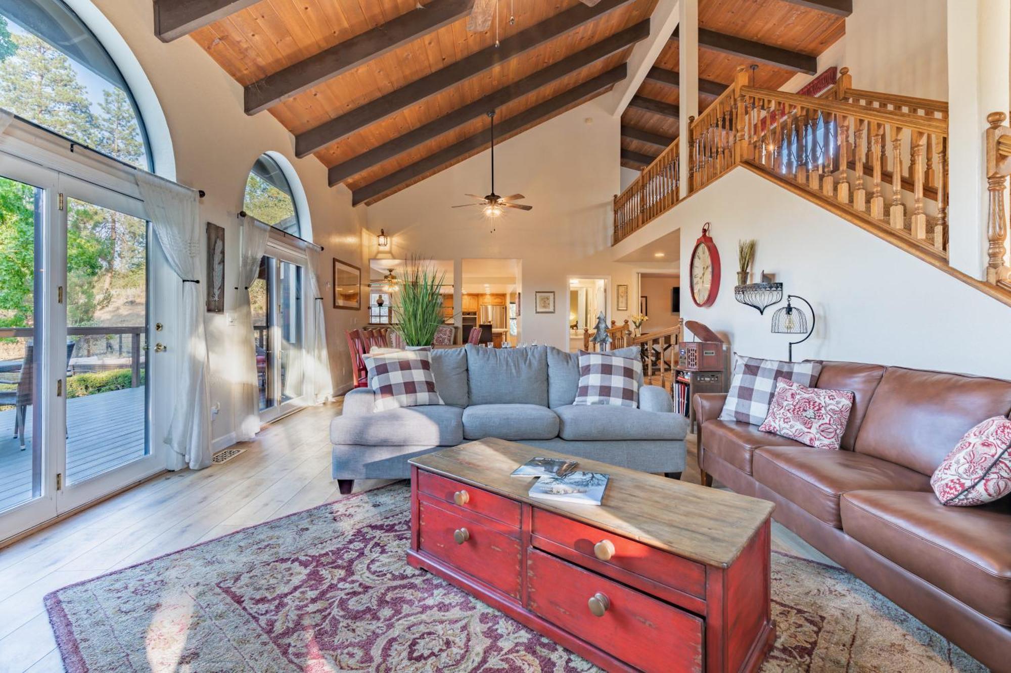 River View Retreat Sleeps 16/ Hot Tub/basketball Court *