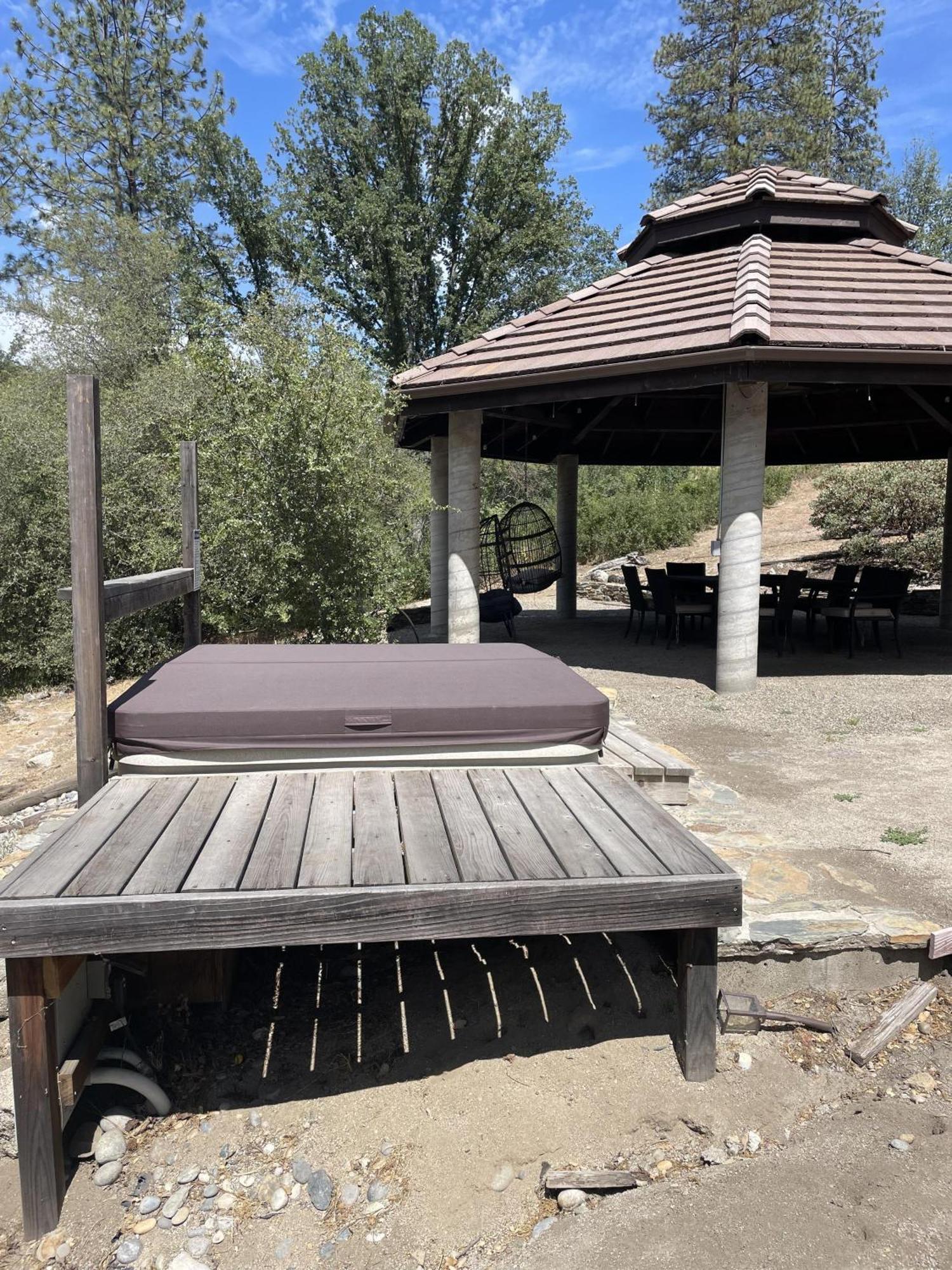 River View Retreat Sleeps 16/ Hot Tub/basketball Court