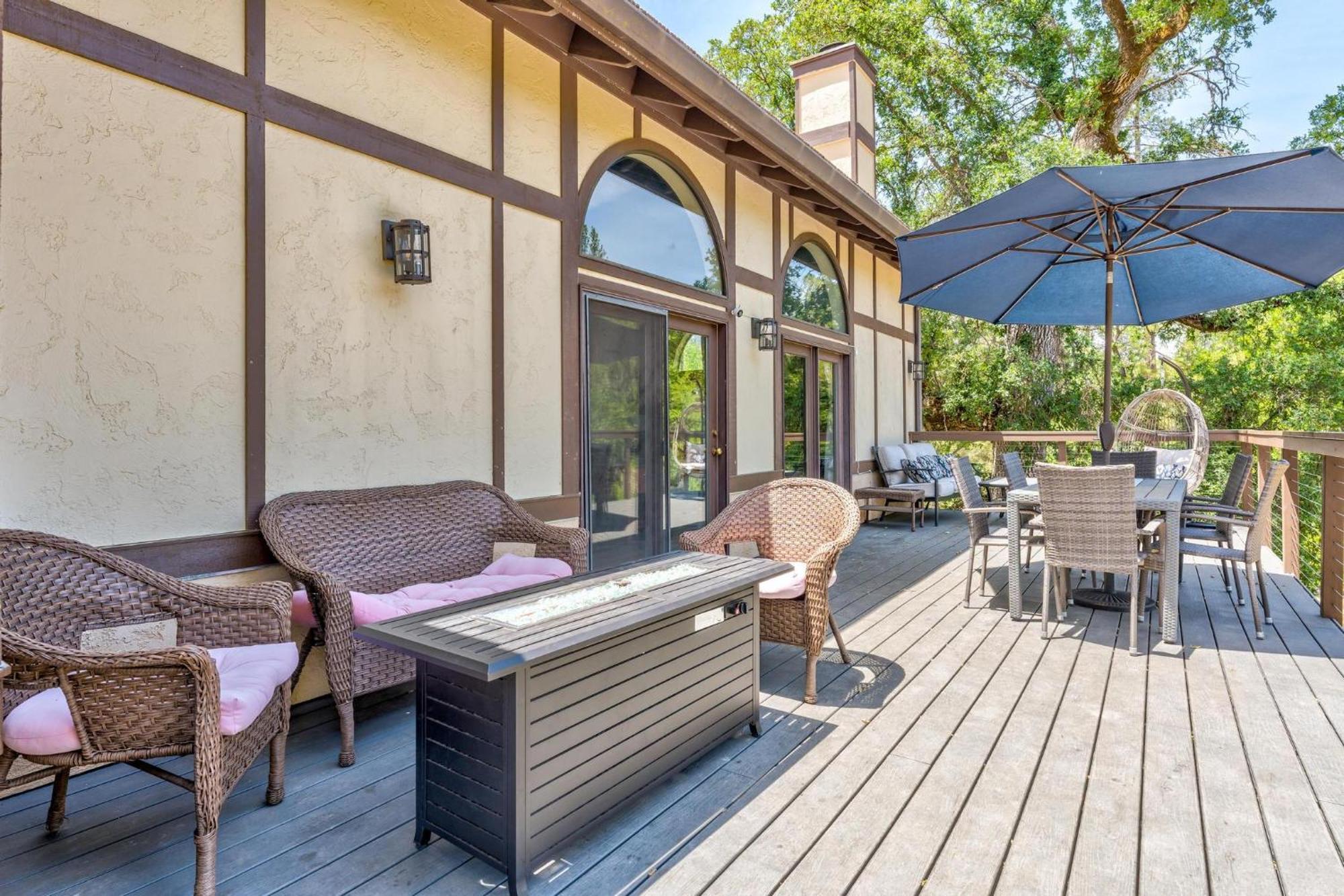 River View Retreat Sleeps 16/ Hot Tub/basketball Court