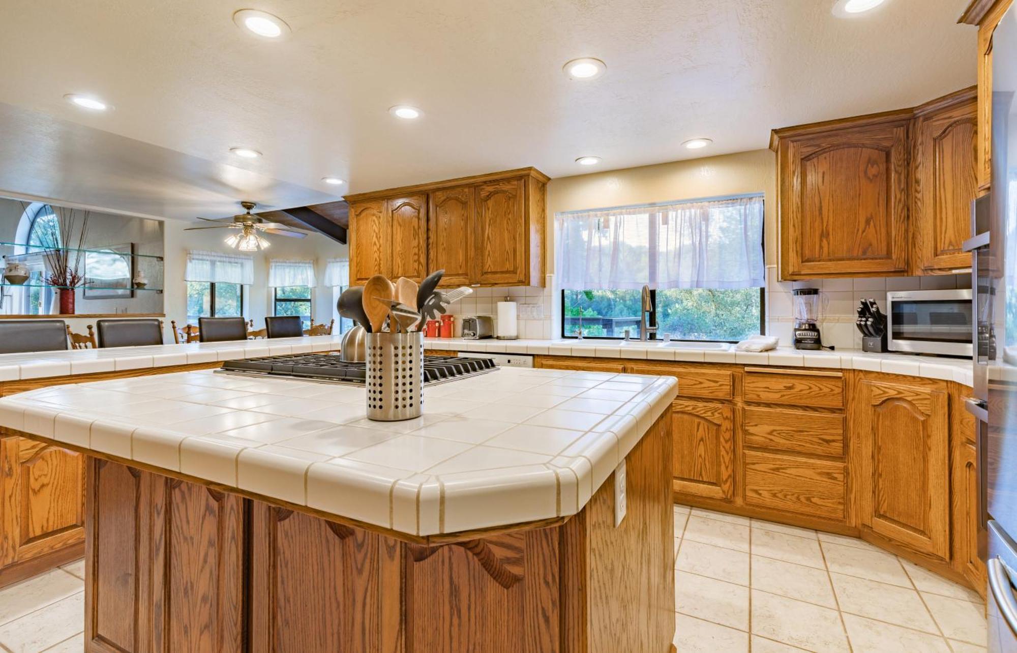 River View Retreat Sleeps 16/ Hot Tub/basketball Court Ferienhaus