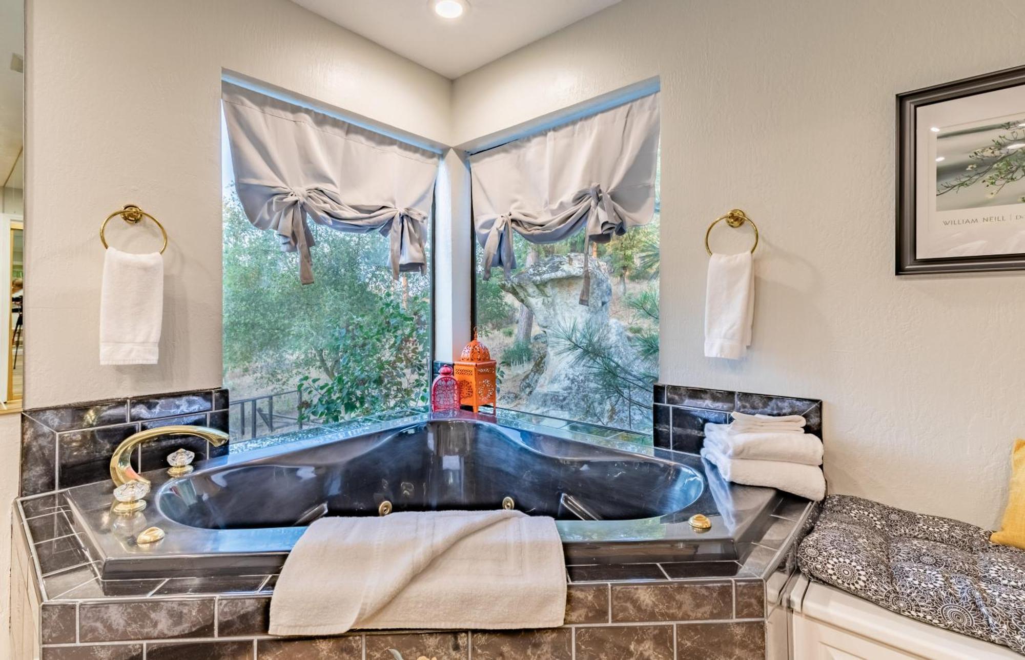 River View Retreat Sleeps 16/ Hot Tub/basketball Court *