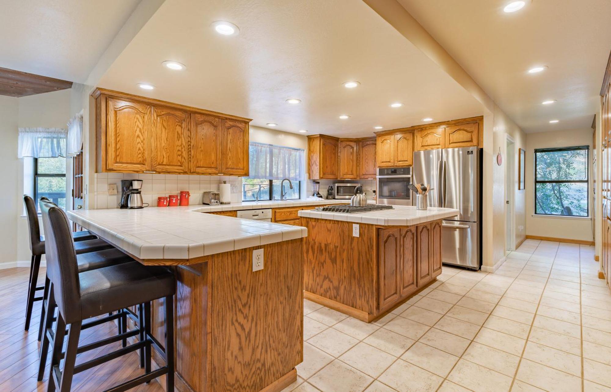 River View Retreat Sleeps 16/ Hot Tub/basketball Court